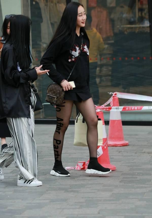 街拍丝袜无内露底,街头时尚，无内露底的风情演绎