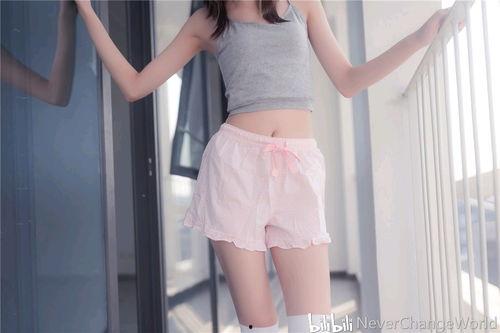 美女在浴缸穿白丝袜视频,美女白丝袜诱惑瞬间